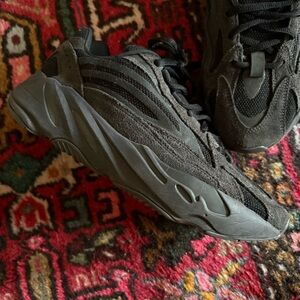 Adidas Yeezy Boost 700 V2 "Vanta" sneakers men’s size 7